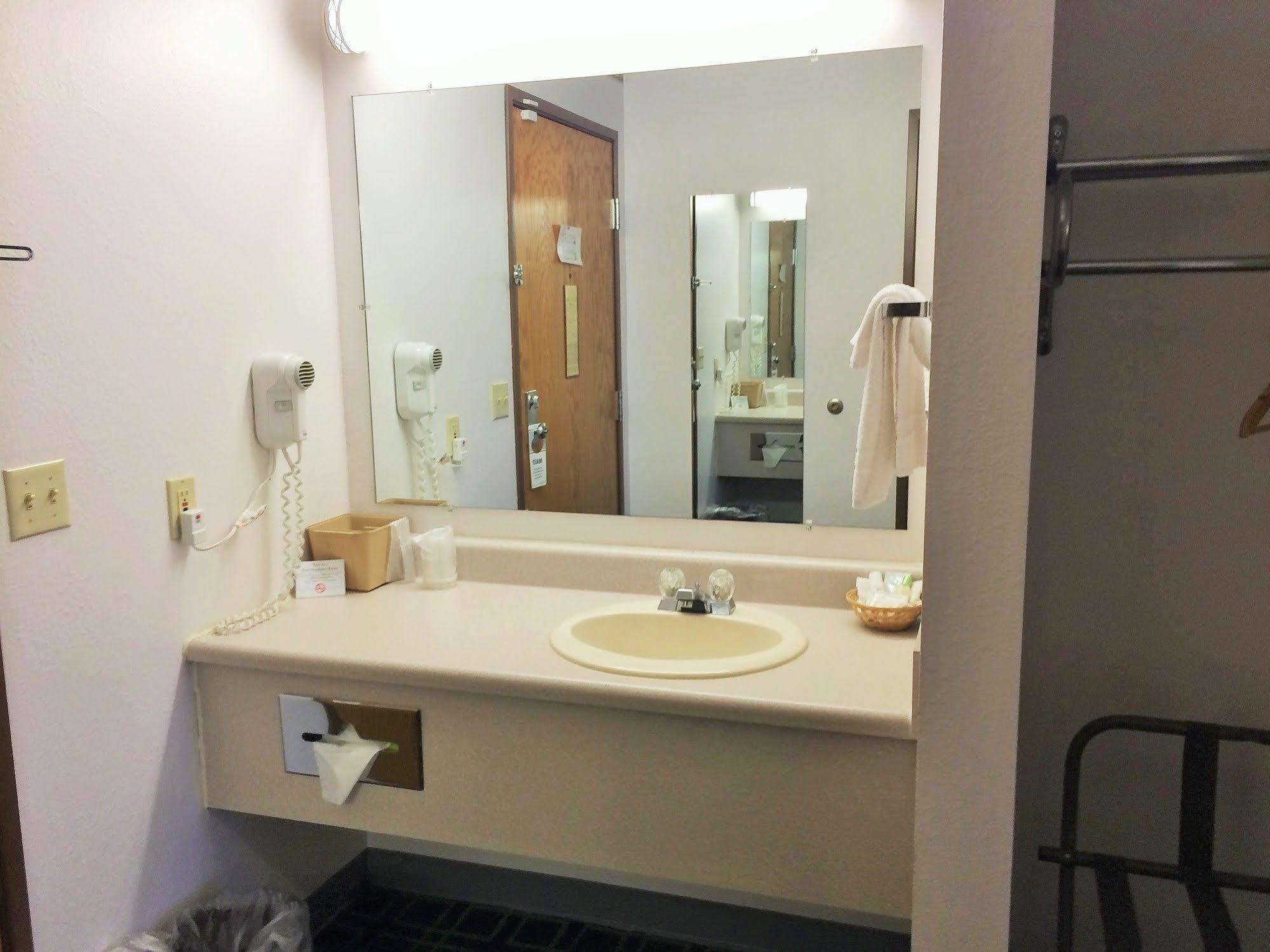 Cobblestone Inn & Suites - Platteville Bagian luar foto