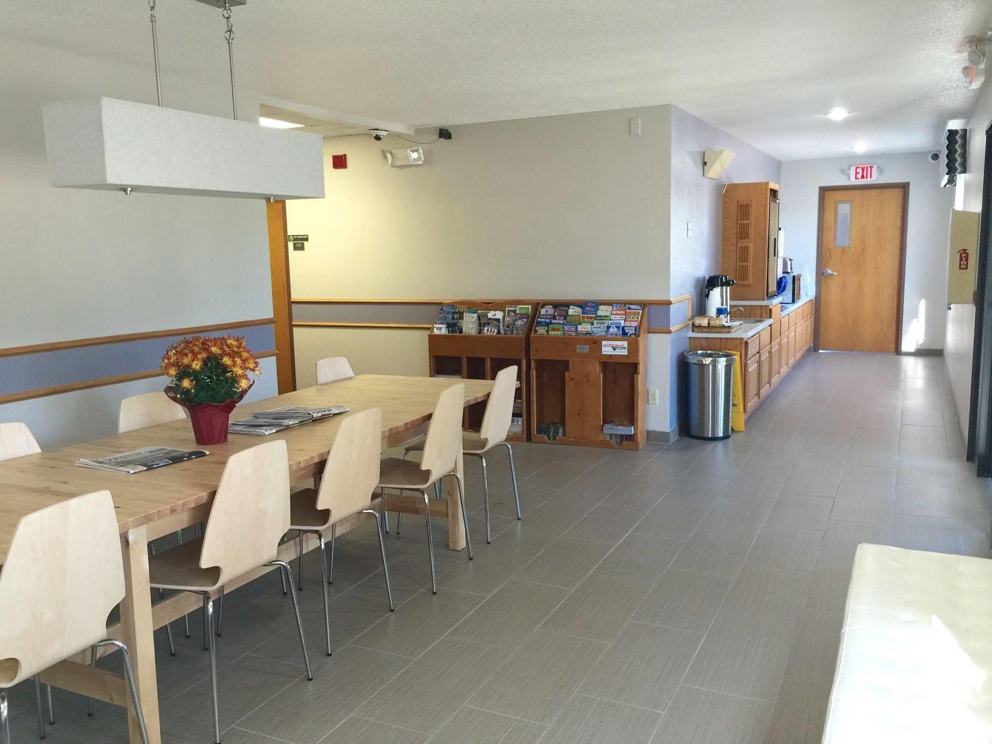 Cobblestone Inn & Suites - Platteville Bagian luar foto